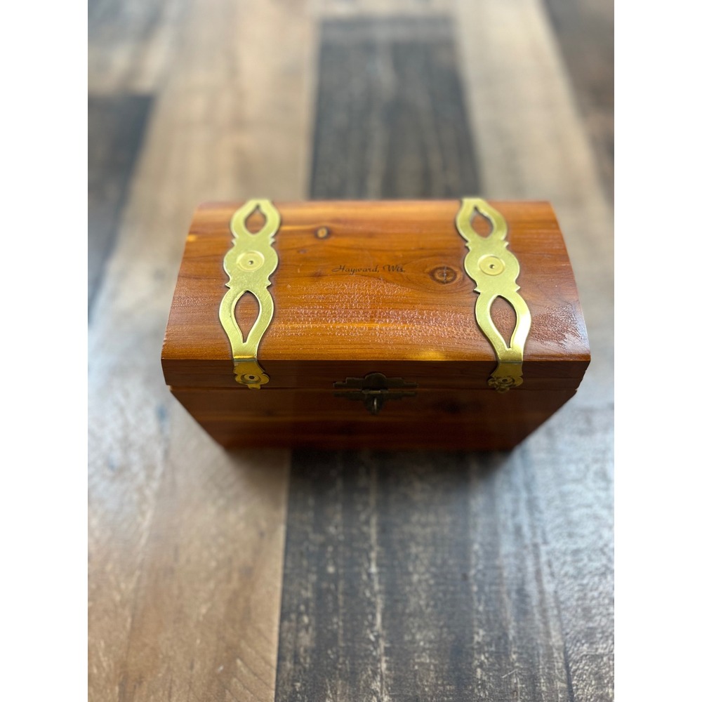 Vintage Cedar Wood Treasure Chest Jewelry Box Hayward Wisconsin Brass‎ Straps